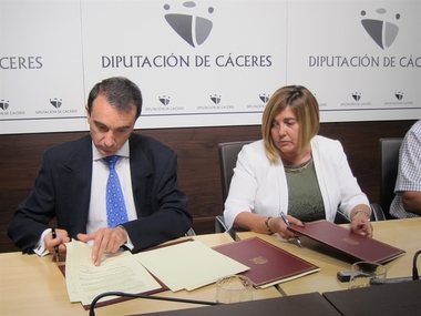La Diputación de Cáceres y CHT suscriben un convenio para el cambio de titularidad y gestión de dos carreteras