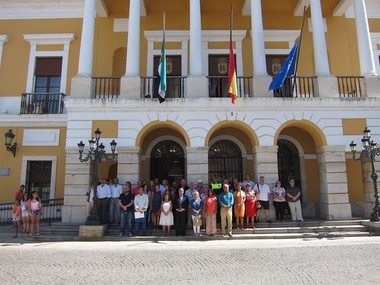 El Ayuntamiento de Badajoz guarda un minuto de silencio por las víctimas del atentado