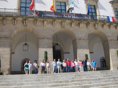 Cáceres coloca una bandera francesa en el balcón del ayuntamiento en solidaridad con las víctimas