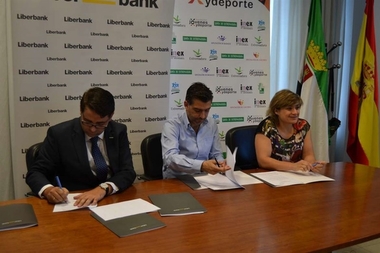 Liberbank aporta 21.500 euros al 22 Trofeó Ibérico del Club Deportivo Badajoz