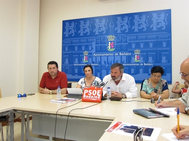 El PSOE de Badajoz reclama la limpieza del Rivillas y Calamón y mejoras en la barriada del Cerro de Reyes