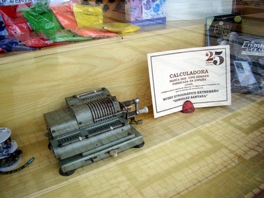 EL Museo González Santana de Olivenza expone en algunos comercios de la localidad sus piezas 