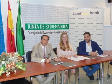 La Junta de Extremadura firma un acuerdo con Liberbank para reparar los daños del Vivero de Empresas de Navalmoral