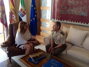 La alcaldesa de Cáceres agradece sus años de trabajo al teniente coronel del Cefot, que pasa a la reserva