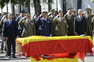 El soldado fallecido en Canfranc recibe la Medalla al Mérito Militar y la boina de su Regimiento