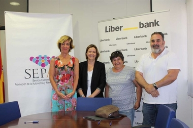 Liberbank aporta 52.000 euros para mejorar las residencias de mayores de Villasbuenas de Gata y Helechosa de los Montes