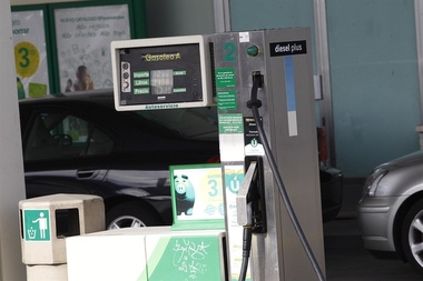 Los precios de los carburantes ahondan en sus mínimos de verano tras caer esta semana hasta más de un 1%