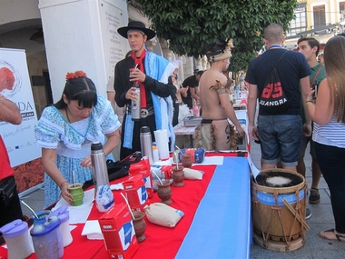 Siete países elaboran sus bebidas y platos típicos en la Plaza de España de Mérida con motivo del 'Gastrofolk'