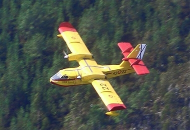 Un hidroavión del Ejército del Aire con base en Talavera la Real (Badajoz) ayuda a sofocar incendios en Portugal
