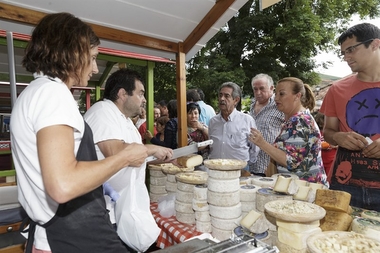 Productores artesanos extremeños participan en una feria del queso en Cantabria