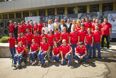 La Infanta Elena y la Vicepresidenta del Gobierno despiden al equipo Paraolímpico que viaja a los juegos de Río