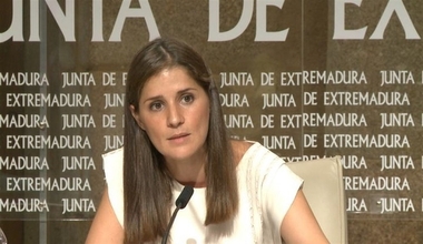 Medios aéreos y terrestres trabajan en el fuego de Garganta la Olla que continúa activo