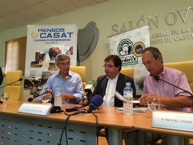 Corderex renueva su convenio anual con Casat en el XXXI Salón Ovino de Castuera