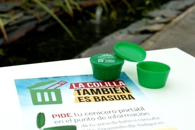 Ceniceros reutilizables, protagonistas de una campaña ambiental del Consorcio Promedio de Badajoz en zonas de baño