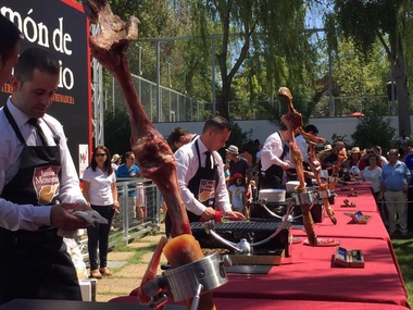 El presidente de la Diputación de Badajoz asiste al Concurso 'Mejor Jamón de Monesterio 2016'