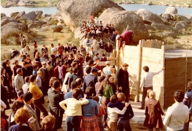 Una exposición retrospectiva recuerda el proceso de creación del Museo Vostell en Los Barruecos