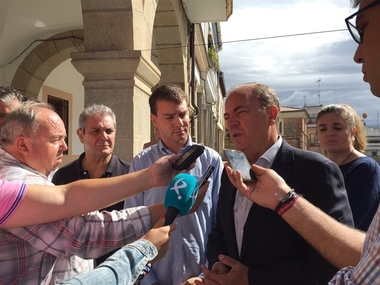 Monago dice que es 'todo oídos' para escuchar el planteamiento de Vara sobre los Presupuestos