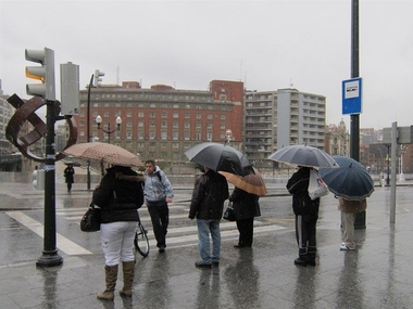 Las temperaturas caerán hasta 15 grados en 72 horas por el frente que recorre el país aunque se recuperan el viernes