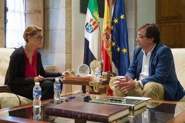 Vara aborda con la presidenta del Consejo de la Juventud de Extremadura la situación del colectivo en la región