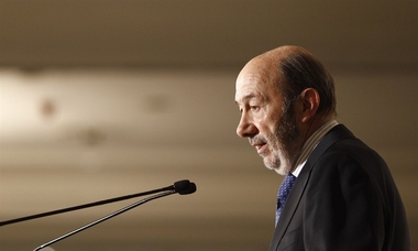 Rubalcaba defiende la libertad de Vara para dar 