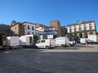 Los camiones con el material para los rodajes en Cáceres toman la Plaza Mayor de la ciudad
