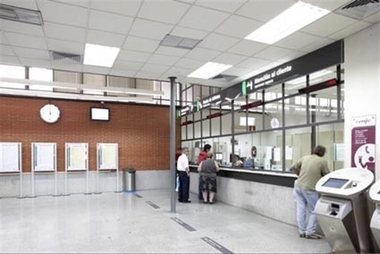 Renfe asumirá en enero 848 trabajadores de Adif que venden billetes en las estaciones de tren