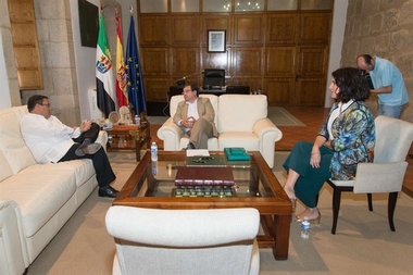 Vara recibe al cónsul de Cuba dentro de la estrategia extremeña de recuperar los intercambios con dicho país