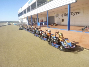 Una veintena de jóvenes participa en cursos de aprendizaje sobre Karting en el circuito de Talavera La Real