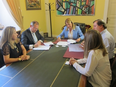 El Ayuntamiento de Cáceres firma el préstamo de 5,7 millones para las inversiones comprometidas en el presupuesto