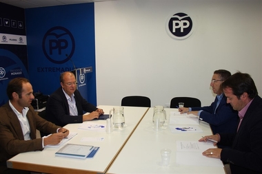 Monago muestra su apoyo a la empresa familiar y anima a construir Extremadura 
