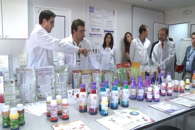 Fernández Vara conoce en Pueblonuevo el trabajo de una empresa especializada en alimentos deshidratados