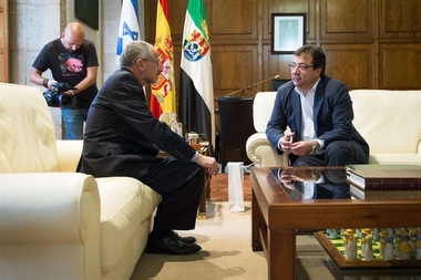 Fernández Vara y el embajador de Israel en España abordan temas de 'interés común' en el ámbito científico y cultural