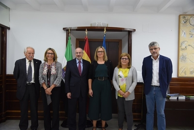 El embajador de Israel en España visita la Asamblea de Extremadura para reunirse con su presidenta y los grupos