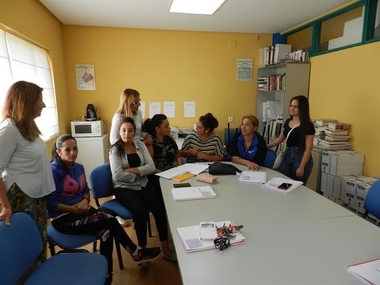 Diez mujeres de etnia gitana participan en un proyecto de empoderamiento laboral, social y personal en Cáceres