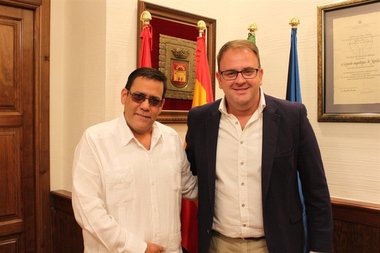 El alcalde de Mérida mantiene un encuentro con el cónsul general de Cuba motivado por la Capitalidad Gastronómica