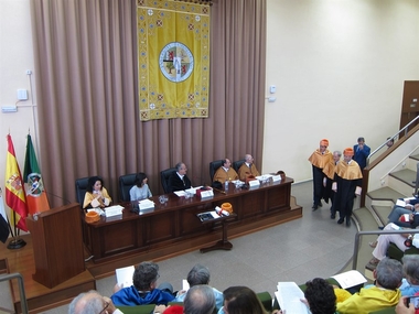 La Universidad de Extremadura inviste doctor 'honoris causa' al profesor Geoffrey J. D. Hewings