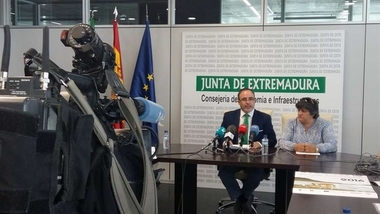 Una feria de caza y pesca en Helechosa de los Montes difunde recursos turísticos y de naturaleza de la zona