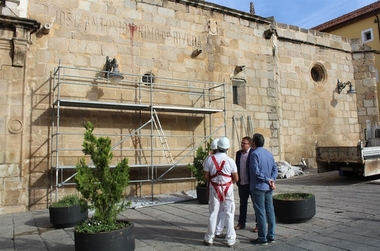 Comienzan los trabajos de eliminación de una inscripción de Primo de Rivera en la Concatedral de Mérida