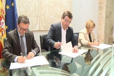 La Junta y diputaciones firman un convenio para ayudar a las familias que no pueden renegociar sus hipotecas