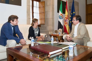 La Fundación Caja Extremadura presenta a Vara sus líneas de actuación para el próximo año