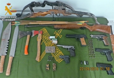 Detenido un vecino de Campanario que tenía en su domicilio seis pistolas, una carabina, machetes y hachas