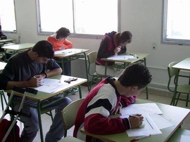 Vara señala que en la concertada se busca 'adaptar la ratio a la LOE y la LOMCE' y Monago lamenta que use 'la tijera'