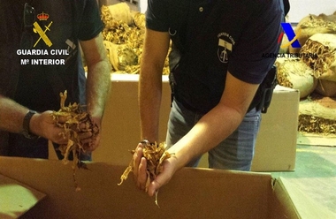 Detenidas 13 personas en Badajoz y Valencia al incautarles 100.000 kilos de tabaco