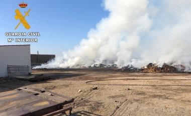 El incendio de mil pacas de heno en Villanueva del Fresno fue provocado por una 