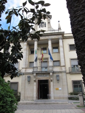 La Delegación del Gobierno en Badajoz, acordonada tras localizar una caja 'sospechosa', que estaba vacía