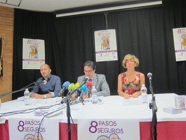 La guía '8 Pasos Seguros' de la Junta ofrece consejos a los mayores extremeños para prevenir caídas