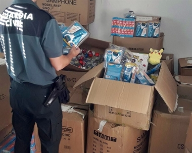 Detenido un hombre que almacenaba para su venta 6.000 objetos falsificados en una nave de Badajoz