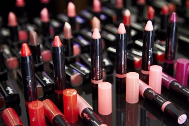 Las extremeñas son las que menos gastan en maquillaje, con una media de 18,2 euros en 2015