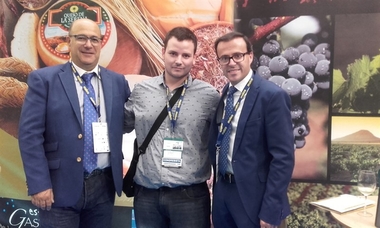 El presidente de la Diputación de Badajoz visita 'San Sebastián Gastronómika' para apoyar la DO de la provincia