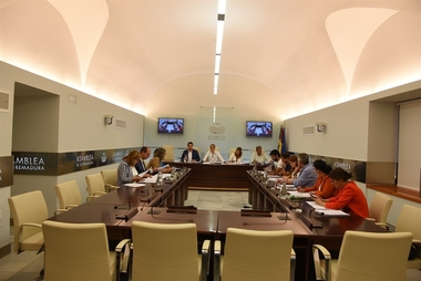 La Asamblea abordará la suspensión del examen de Enfermería, las ayudas a jóvenes agricultores y los deberes escolares